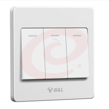 公牛 BULL 开关面板  三开单控 电源墙壁开关 (白色)